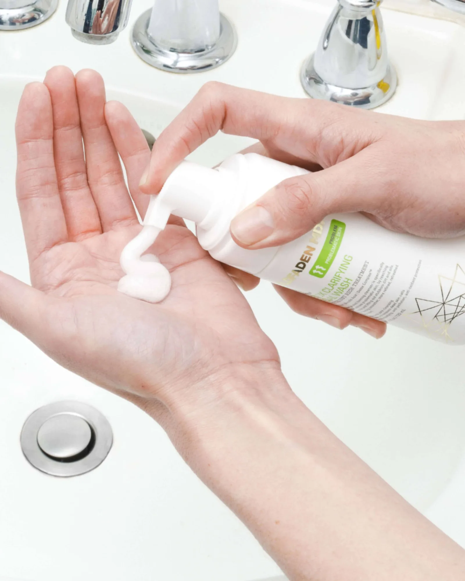 Detox Clarifying Facial Wash 4